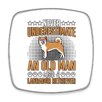 NEVER UNDERESTIMATE AN OLD MAN WITH A LABRADOR - Square fridge magnet - white - Front