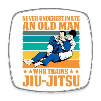 Ne sous-estimez jamais un vieil homme qui s’entraîne au JiuJitsu - Magnet carré - blanc - Devant
