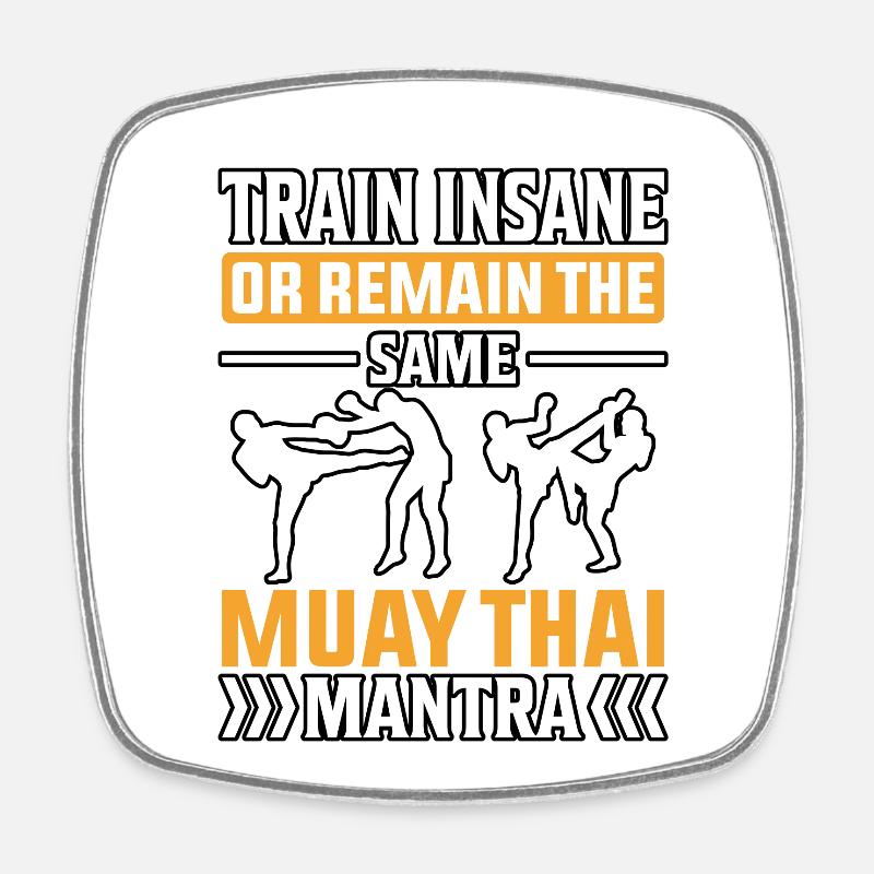 Trainieren Sie verrückt oder bleiben Sie das gleiche Muay Thai Mantra - Viereckiger Kühlschrankmagnet - Weiß