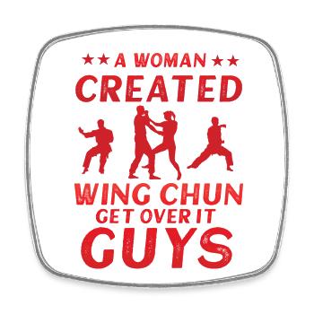 Une femme a créé le Wing Chun pour s’en remettre les gars - Magnet carré - blanc - Devant