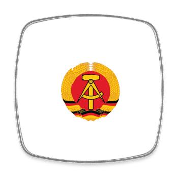 Unterschätze niemals einen alten Mann DDR Osten - Viereckiger Kühlschrankmagnet - Weiß - Vorne