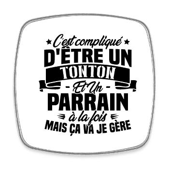 Un Tonton Et Un Parrain À La Fois Mais Ça Va Gère - Magnet carré - blanc - Devant