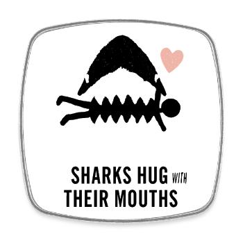 Les requins se serrent dans leurs bras avec leur bouche - Magnet carré - blanc - Devant