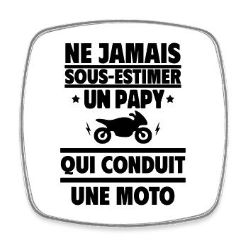 Ne sous-estimez jamais un papy motard - Magnet carré - blanc - Devant