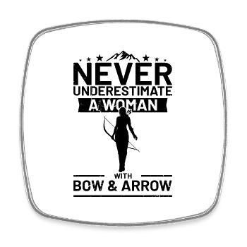 Never underestimate a woman with bow and arrow Bog - Square fridge magnet - white - Front