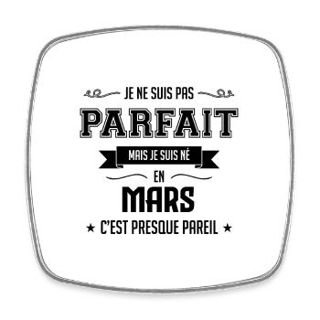 JE NE SUIS PAS PARFAIT MAIS JE SUIS NEE EN MARS - Magnet carré - blanc - Devant