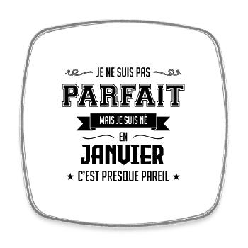 JE NE SUIS PAS PARFAIT MAIS JE SUIS NEE EN JANVIER - Magnet carré - blanc - Devant