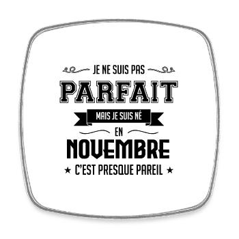 JE NE SUIS PAS PARFAIT MAIS JE SUIS NEE EN NOVEMBR - Magnet carré - blanc - Devant