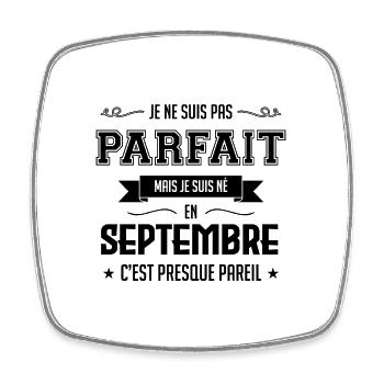 JE NE SUIS PAS PARFAIT MAIS JE SUIS NEE EN SEPT... - Magnet carré - blanc - Devant