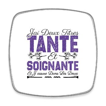 J'ai deux titres tante et Soignante. Cadeau . - Magnet carré - blanc - Devant