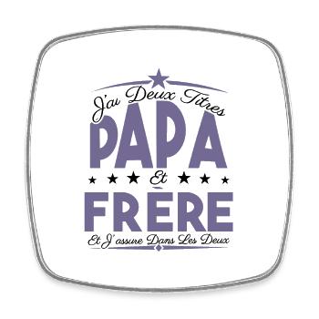 J'ai deux titres Papa et frère, Cadeau Papa. - Magnet carré - blanc - Devant