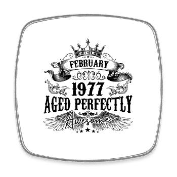 1977 | Februar Aged Perfectly 1977 Geburtstagsgeschenk - Viereckiger Kühlschrankmagnet - Weiß - Vorne