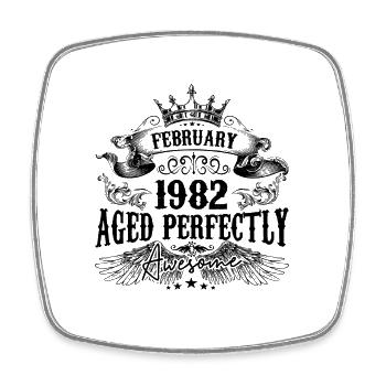 1982 | Februar Aged Perfectly 1982 Geburtstagsgeschenk - Viereckiger Kühlschrankmagnet - Weiß - Vorne
