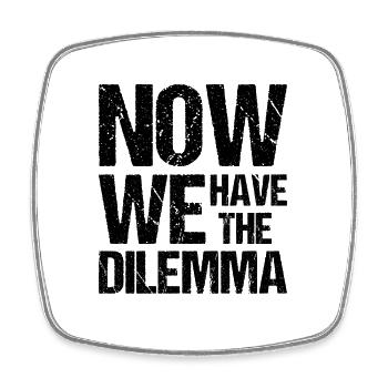Dilemma Nun haben wir das Dilemma - Viereckiger Kühlschrankmagnet - Weiß - Vorne