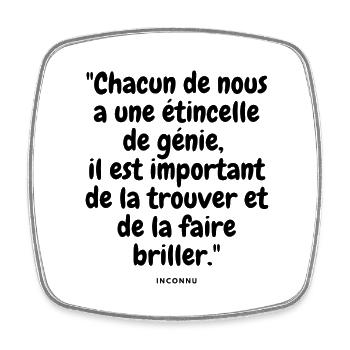 Chacun de nous a une étincelle de génie, - Magnet carré - blanc - Devant