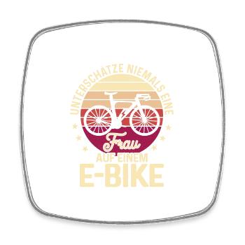 Unterschätze niemals eine Frau auf einem E-Bike Ak - Viereckiger Kühlschrankmagnet - Weiß - Vorne