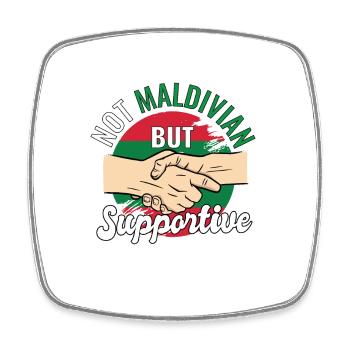 Pas maldivien mais un voyageur de campagne solidaire - Magnet carré - blanc - Devant