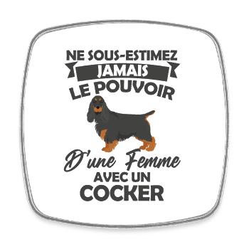 NE SOUS ESTIMEZ JAMAIS UNE FEMME AVEC UN COCKER - Magnet carré - blanc - Devant