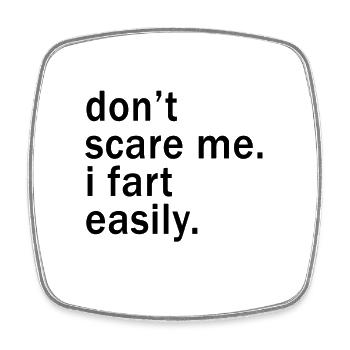 Don't Scare Me I Fart Easily Funny - Viereckiger Kühlschrankmagnet - Weiß - Vorne