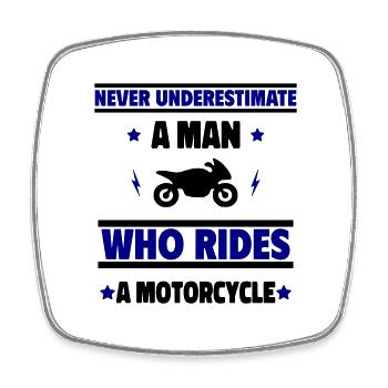 Unterschätze niemals einen Mann, der Motorrad - Viereckiger Kühlschrankmagnet - Weiß - Vorne