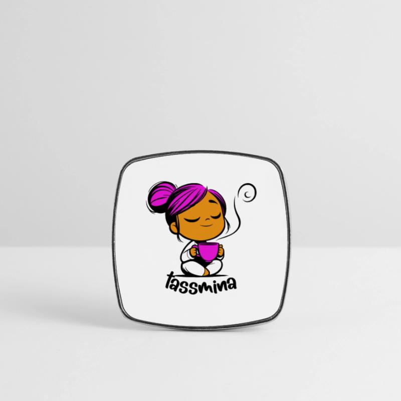 Tassmina enspannt mit einer Tasse Tee oder Kaffee Viereckiger Kühlschrankmagnet