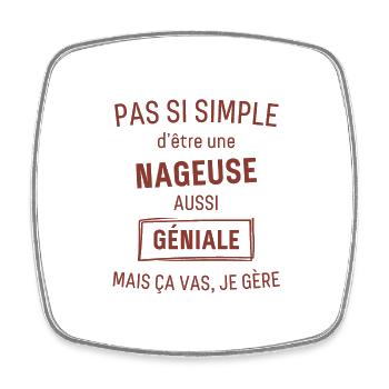 Nageuse GÉNIALE rouge brunâtre foncé - Magnet carré - blanc - Devant