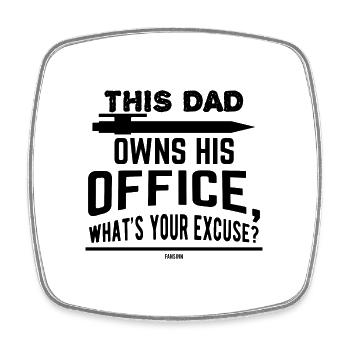 This Dad Owns His Office What's Your Excuse? - Viereckiger Kühlschrankmagnet - Weiß - Vorne