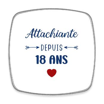 Attachiante depuis 18 ans - Magnet carré - blanc - Devant