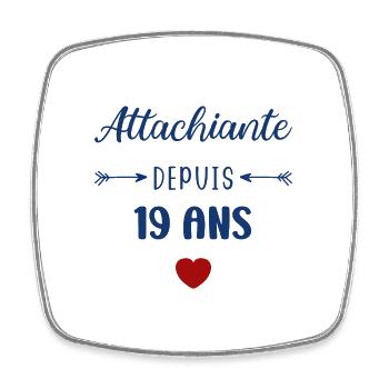 Attachiante depuis 19 ans - Magnet carré - blanc - Devant