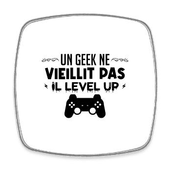 Un geek ne vieilli pas... Il level up - Magnet carré - blanc - Devant