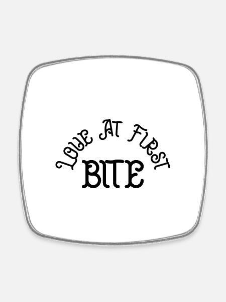 Love at first bite - Viereckiger Kühlschrankmagnet - Weiß