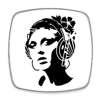 Une jeune femme avec un casque et une fleur dans - Magnet carré - blanc - Devant