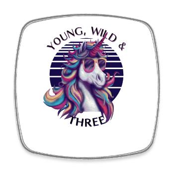 Young, Wild & Three – T-shirt d’anniversaire licorne - Magnet carré - blanc - Devant