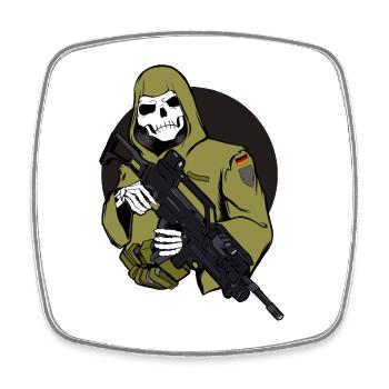 Squelette en cape camouflage avec fusil - Magnet carré - blanc - Devant