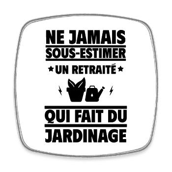 Ne jamais sous-estimer un retraité qui jardine - Magnet carré - blanc - Devant