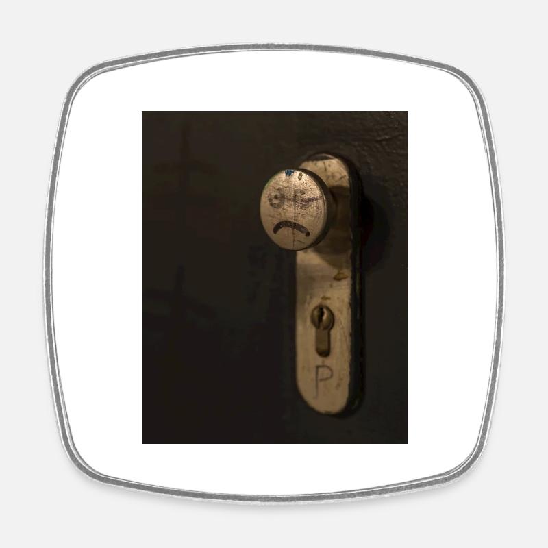 Une poignée de porte avec un visage de mauvaise humeur peint dessus - Magnet carré - blanc