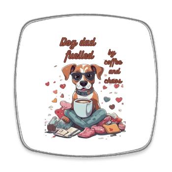 Dog dad fuelled by coffee and chaos - Viereckiger Kühlschrankmagnet - Weiß - Vorne