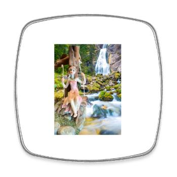 Jeune fille sur balancelle avec cascade d’eau - Magnet carré - blanc - Devant