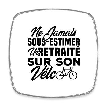 Ne jamais sous estimer un retraité sur son vélo - Magnet carré - blanc - Devant