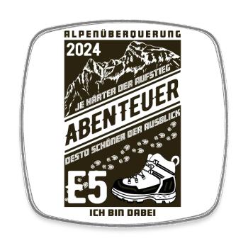 Abenteuer E5 Alpenüberquerung 2024 - Viereckiger Kühlschrankmagnet - Weiß - Vorne