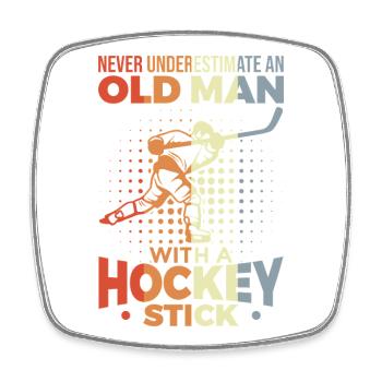 Unterschätze nie alte Eishockeyspieler - Viereckiger Kühlschrankmagnet - Weiß - Vorne