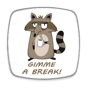 Gimme a Break! Müder Waschbär mit Kaffee - Viereckiger Kühlschrankmagnet - Weiß - Vorne