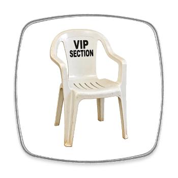 VIP Section – Plastikstuhl mit Größenwahn - Viereckiger Kühlschrankmagnet - Weiß - Vorne