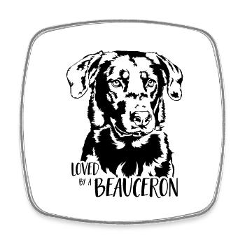 Aimé par un chien BEAUCERON Dictons chiens Wilsigns - Magnet carré - blanc - Devant