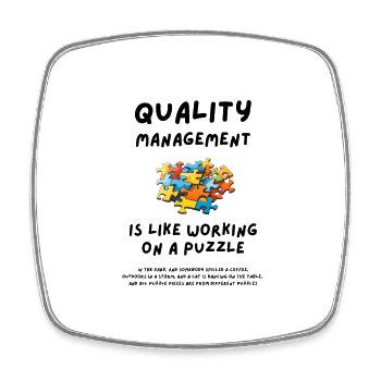 Qualitätsmanagement ist wie die Arbeit an einem Puzzle - Viereckiger Kühlschrankmagnet - Weiß - Vorne