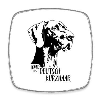 Loved by a Deutsch Kurzhaar Hunde Wilsigns - Viereckiger Kühlschrankmagnet - Weiß - Vorne