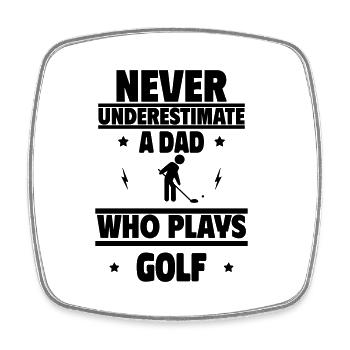 Unterschätze nie einen Papa, der Golf spielt - Viereckiger Kühlschrankmagnet - Weiß - Vorne