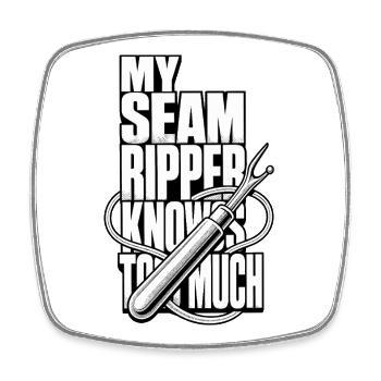 Nähen – My Seam Ripper Knows Too Much - Viereckiger Kühlschrankmagnet - Weiß - Vorne