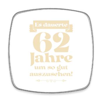 Es dauerte 62 Jahre um so gut auszusehen - Viereckiger Kühlschrankmagnet - Weiß - Vorne