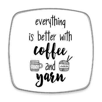 Coffee & Yarn. Alles ist besser mit Kaffee & Wolle - Viereckiger Kühlschrankmagnet - Weiß - Vorne